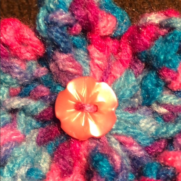 Face mask holder hooks mask elastic behind head - Picture 2 of 5